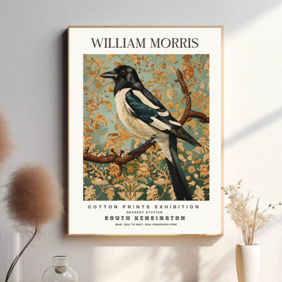 Morris’ Jay design fanger skaden i sin naturlige skønhed med omhyggelige detaljer og subtile farver. Denne plakat tilføjer et dekorativt element til hjemmet, hvor den både fejrer naturens farverige fugleliv og giver et kunstnerisk touch til rummet.