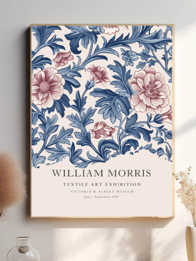 Morris’ Blue Flower Textile design fanger naturens skønhed med sine blomstermotiver i beroligende blå farver. Den subtile farvepalet og de detaljerede blomster gør plakaten både naturlig og tidløs, hvilket giver et klassisk touch til hjemmet.