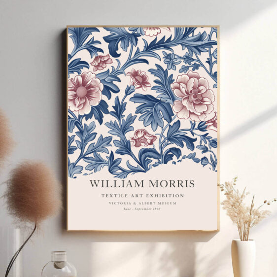 Morris’ Blue Flower Textile design fanger naturens skønhed med sine blomstermotiver i beroligende blå farver. Den subtile farvepalet og de detaljerede blomster gør plakaten både naturlig og tidløs, hvilket giver et klassisk touch til hjemmet.