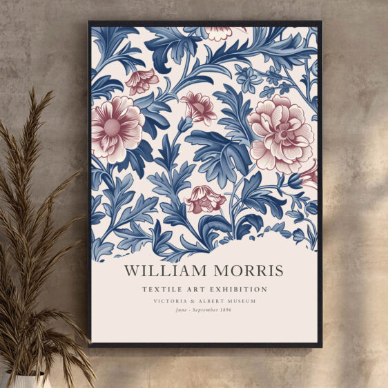 Denne plakat af William Morris viser et tekstildesign med blå blomster, der udstråler en rolig og elegant atmosfære. De kølige blå nuancer giver en følelse af fred og balance, mens de fine detaljer i blomsterne tilføjer en kunstnerisk finesse, der gør denne plakat til et tidløst valg til ethvert rum.