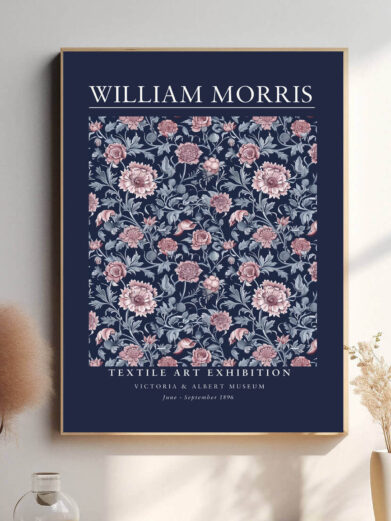 Morris’ Dark Blue Textile design udstråler en rolig elegance med sine mørkeblå nuancer og subtile mønstre. Denne plakat tilføjer et sofistikeret og harmonisk element til ethvert rum, samtidig med at den bringer en følelse af dybde og refleksion.