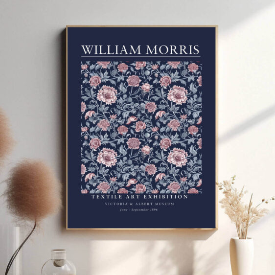 Morris’ Dark Blue Textile design udstråler en rolig elegance med sine mørkeblå nuancer og subtile mønstre. Denne plakat tilføjer et sofistikeret og harmonisk element til ethvert rum, samtidig med at den bringer en følelse af dybde og refleksion.
