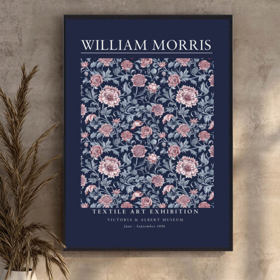 Denne plakat af William Morris viser et tekstildesign i mørkeblå nuancer, der skaber en dyb og sofistikeret atmosfære. De mørke farver fremhæver detaljerne i mønsteret, hvilket giver et stærkt visuelt indtryk og et elegant udtryk, der passer perfekt til et stilfuldt og tidløst hjem.