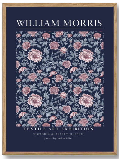 Morris’ Dark Blue Textile design skaber et stærkt og dekorativt udtryk, der kombinerer dybde med subtil skønhed. Den mørkeblå baggrund giver et visuelt fokus og tilføjer en sofistikeret dimension, der gør det ideelt til at fremhæve et klassisk og kunstnerisk interiør.
