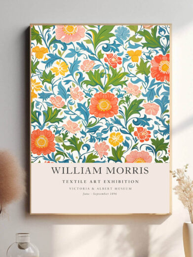 Morris’ Flower tekstildesign fanger naturens skønhed med et blomsterarrangement, der bringer liv og farve til hjemmet. Den fine balance mellem detaljerne og farverne giver et dekorativt udtryk, der samtidig udstråler en naturlig elegance og ro.