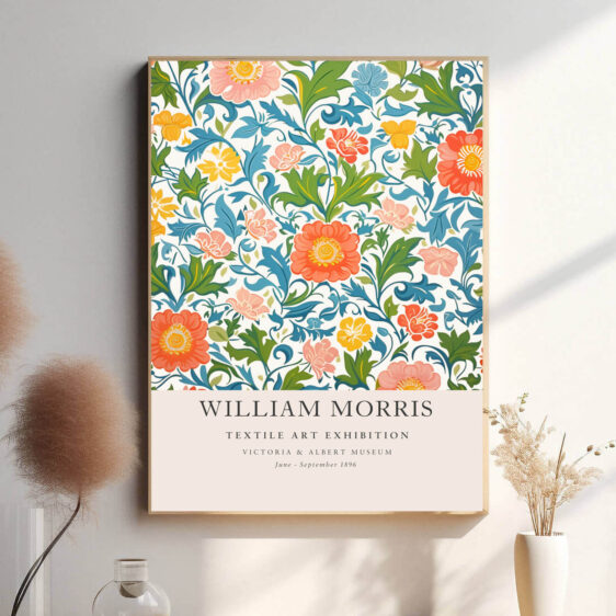 Morris’ Flower tekstildesign fanger naturens skønhed med et blomsterarrangement, der bringer liv og farve til hjemmet. Den fine balance mellem detaljerne og farverne giver et dekorativt udtryk, der samtidig udstråler en naturlig elegance og ro.