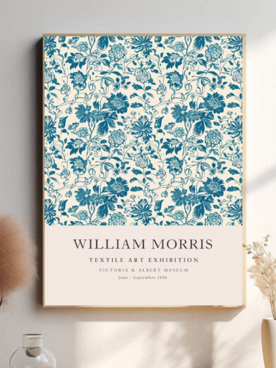 Morris’ Light Blue Flower tekstildesign skaber en beroligende atmosfære med sine bløde blå nuancer og fine blomstermotiver. Dette design fremhæver både naturlig skønhed og tidløs elegance, hvilket gør det ideelt til at skabe en fredfyldt og harmonisk stemning i hjemmet.