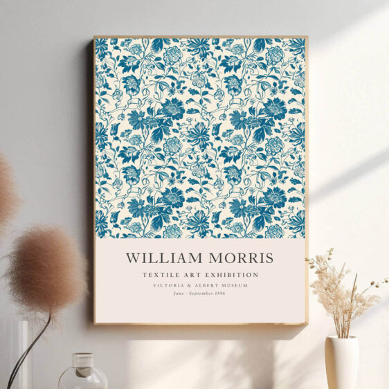 Morris’ Light Blue Flower tekstildesign skaber en beroligende atmosfære med sine bløde blå nuancer og fine blomstermotiver. Dette design fremhæver både naturlig skønhed og tidløs elegance, hvilket gør det ideelt til at skabe en fredfyldt og harmonisk stemning i hjemmet.