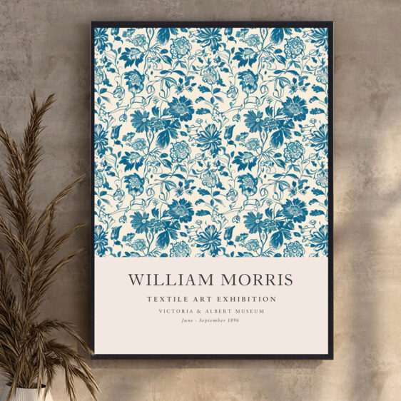 Denne plakat af William Morris viser et tekstildesign med lyseblå blomster, der udstråler en delikat og sofistikeret æstetik. De bløde farver og de fine detaljer giver et let og elegant udtryk, der gør den perfekt til at tilføje et naturligt og roligt element til ethvert rum.
