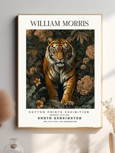 Morris’ Tiger design fanger tigeren i sin naturlige skønhed og styrke. Tigeren, som et symbol på magt og vilje, er afbildet med omhyggelige detaljer, hvilket gør plakaten både dekorativ og symbolsk. Dette design bringer et element af vild natur ind i hjemmet.