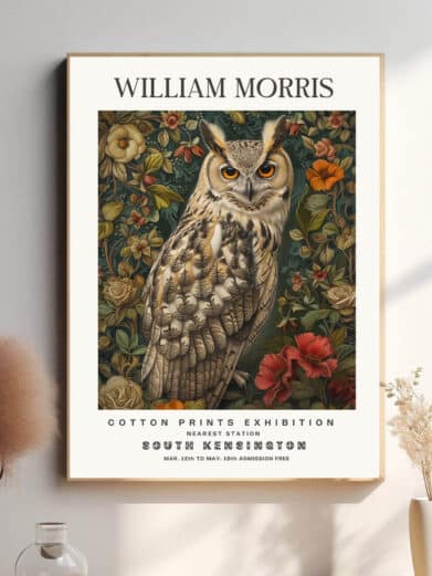 Morris’ Owl design fanger naturens skønhed ved at fremhæve uglen i sin naturlige habitat. Uglen er omhyggeligt afbildet med intrikate detaljer, der gør plakaten både dekorativ og kunstnerisk. Dette design bringer et strejf af vildmarkens elegance og naturlige skønhed ind i hjemmet.