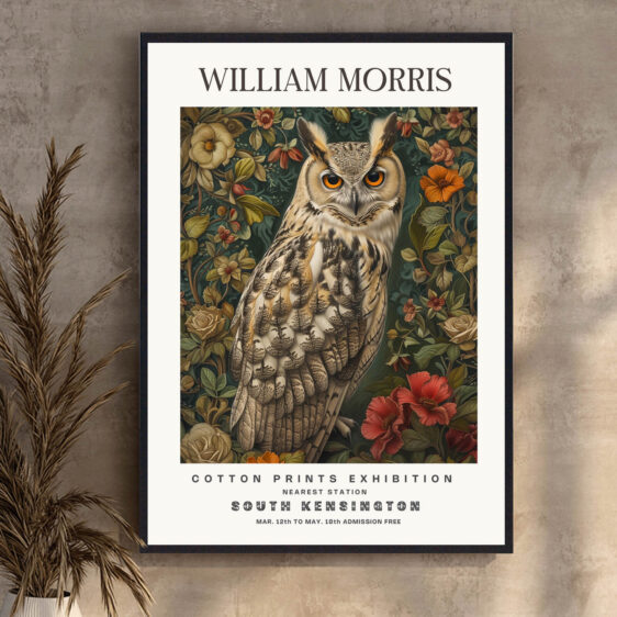 Denne plakat af William Morris viser en ugle, et symbol på visdom og mysterium. Uglen er afbildet med fine detaljer og naturlige elementer, hvilket giver designet en dybde og en symbolsk betydning. Plakaten udstråler en sofistikeret mystik, der tilføjer et intellektuelt og kunstnerisk element til ethvert rum.