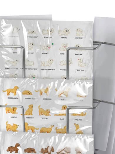 Gulvstativ med 32 hundeplakater. Detaljerede illustrationer af hunderacer i stativ. Perfekt til butikker. B2B salg.