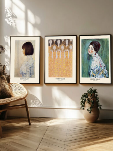 I dette plakatsæt hyldes Klimts berømte undersøgelser af kærlighed og intimitet. Plakaterne reflekterer hans evne til at skildre den menneskelige form med både sensualitet og mystik. Hver plakat rummer en dyb emotionel resonans, hvor de flettede figurer og bløde farver skaber en følelse af forening og forbindelse. Klimts karakteristiske stil med gyldne elementer og detaljerede mønstre forstærker den erotiske og spirituelle dimension i hans kunst.