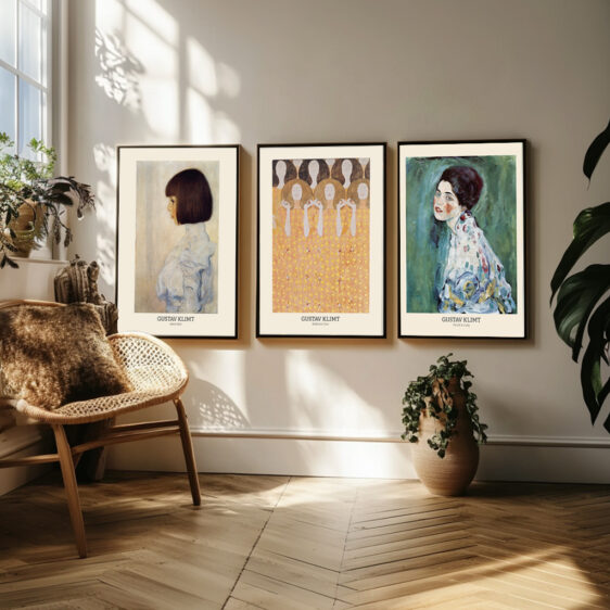 I dette plakatsæt hyldes Klimts berømte undersøgelser af kærlighed og intimitet. Plakaterne reflekterer hans evne til at skildre den menneskelige form med både sensualitet og mystik. Hver plakat rummer en dyb emotionel resonans, hvor de flettede figurer og bløde farver skaber en følelse af forening og forbindelse. Klimts karakteristiske stil med gyldne elementer og detaljerede mønstre forstærker den erotiske og spirituelle dimension i hans kunst.