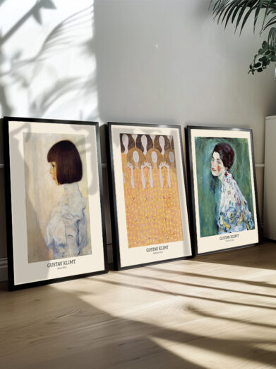 Dette plakatsæt fremhæver Klimts arbejde med dekoration og ornamentik som kunstnerisk udtryk. De tre plakater indeholder rige mønstre og en kompleks blanding af geometriske former og organiske linjer. Klimts evne til at forene figural kunst med grafisk design skaber et visuelt mesterværk, der både er dynamisk og harmonisk. Hver plakat fremhæver den dekorative kvalitet i Klimts værker og den måde, hvorpå hans kunst transcenderer den traditionelle skelnen mellem maleri og design.