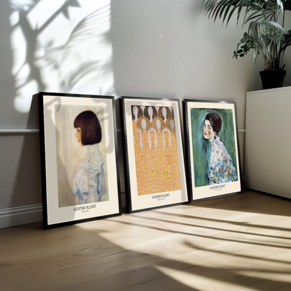 Dette plakatsæt fremhæver Klimts arbejde med dekoration og ornamentik som kunstnerisk udtryk. De tre plakater indeholder rige mønstre og en kompleks blanding af geometriske former og organiske linjer. Klimts evne til at forene figural kunst med grafisk design skaber et visuelt mesterværk, der både er dynamisk og harmonisk. Hver plakat fremhæver den dekorative kvalitet i Klimts værker og den måde, hvorpå hans kunst transcenderer den traditionelle skelnen mellem maleri og design.