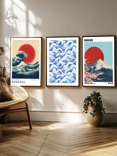 Dette plakatsæt samler tre japanske træsnit, som blev brugt til at formidle scenarier fra hverdagen, samt storhændelser og mytologi. Plakaterne viser storslåede naturmotiver, herunder ikoniske bjerge og havlandskaber, samt sceneudsnit fra kabuki-teater og samurai-liv. Farverne er dybe og rige, og de grafiske linjer giver en følelse af bevægelse og rytme, som bringer værkerne til live. Denne samling er en påmindelse om japansk træsnitskunsts indflydelse på global kunst og æstetik.