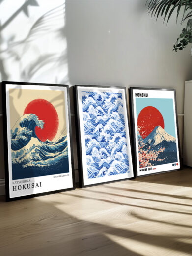 Dette plakatsæt samler tre plakater, der afspejler Japans indflydelse på popkultur og film. Plakaterne fremhæver både de klassiske japanske film og nutidens anime og manga, og de fanger den fantastiske æstetik, der karakteriserer japanske film og serier. Hver plakat indeholder elementer fra japansk animation, som er kendt for deres visuelle skønhed, fantasifulde verdener og farverige karakterer. Denne samling afspejler Japans vedvarende indflydelse på den globale popkultur.