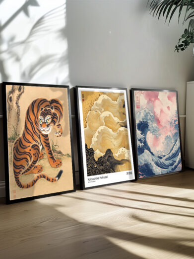 I dette plakatsæt samles japansk kunst og kalligrafi i en smuk fusion af ord og billede. Hver plakat indeholder både visuelle elementer og kunstnerisk skrift, der afspejler de ældgamle japanske traditioner for kalligrafi og maleri. Den elegante penselstrøg og de dynamiske kompositioner skaber en følelse af balance og harmoni, som er central i japansk æstetik.