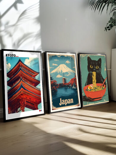 Dette plakatsæt samler tre plakater, der fremhæver japanske ikoner og symboler, som er genkendelige verden over. Hver plakat udforsker vigtige elementer som kirsebærblomster, bjerge, og den japanske drage. Disse symboler er fyldt med betydning og indgår i en visuel fortælling, der afspejler både det spirituelle og det naturlige i japansk kunst. Gennem stiliserede linjer og levende farver indfanger disse plakater essensen af japansk tradition, samtidig med at de giver et moderne twist til de klassiske motiver.