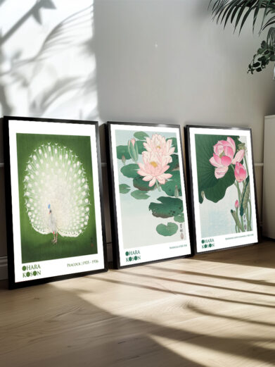 Dette plakatsæt er et smukt udtryk for Ohara Kosons evne til at kombinere flora og fauna på en måde, der føles både organisk og poetisk. Hver plakat viser en nøje komponeret scene, hvor dyrelivet – ofte fugle, men også andre dyr – samspiller med de blomster, grene og blade, der omgiver dem. Kosons enkle, men kraftfulde kompositioner skaber et stille og harmonisk univers, hvor fugle og planter er forbundet i et æstetisk forhold, der virker tidløst og fredfyldt.