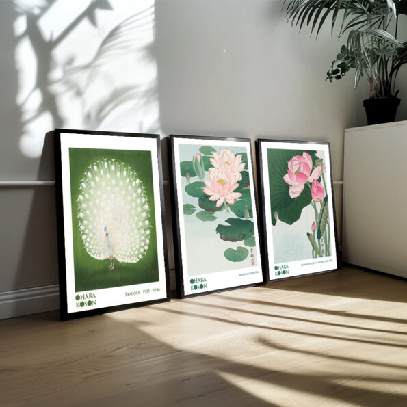 Dette plakatsæt er et smukt udtryk for Ohara Kosons evne til at kombinere flora og fauna på en måde, der føles både organisk og poetisk. Hver plakat viser en nøje komponeret scene, hvor dyrelivet – ofte fugle, men også andre dyr – samspiller med de blomster, grene og blade, der omgiver dem. Kosons enkle, men kraftfulde kompositioner skaber et stille og harmonisk univers, hvor fugle og planter er forbundet i et æstetisk forhold, der virker tidløst og fredfyldt.