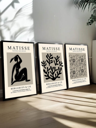 Dette plakatsæt omfavner Matisse's interesse i primitiv kunst og hans måde at inkorporere dens indflydelser i sin egen moderne stil. De tre plakater rummer en følelse af ægthed og spontanitet, hvor elementer fra forskellige kulturer og kunsttraditioner smelter sammen. Hver plakat har en stærk grafisk kvalitet, og Matisse’s linjer og former fremstår som organiske og rene, hvilket skaber en umiddelbar forbindelse til den menneskelige oplevelse.