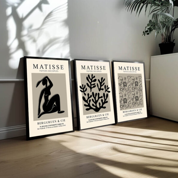 Dette plakatsæt omfavner Matisse's interesse i primitiv kunst og hans måde at inkorporere dens indflydelser i sin egen moderne stil. De tre plakater rummer en følelse af ægthed og spontanitet, hvor elementer fra forskellige kulturer og kunsttraditioner smelter sammen. Hver plakat har en stærk grafisk kvalitet, og Matisse’s linjer og former fremstår som organiske og rene, hvilket skaber en umiddelbar forbindelse til den menneskelige oplevelse.