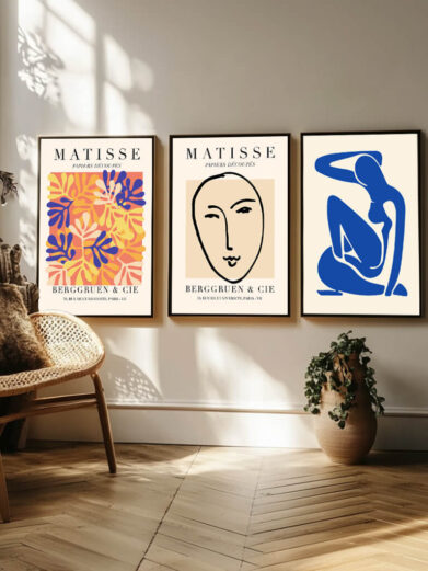 Dette plakatsæt samler Matisse’s mesterværker, hvor form og linje spiller en central rolle. Hver plakat viser hans karakteristiske sans for balance og harmoni, hvor både menneskekroppen og objekter er reduceret til enkle, elegante former. Den stiliserede tilgang til figurer og kompositioner skaber en følelse af både poesi og præcision. Matisse’s evne til at forvandle hverdagslige scener til kunst, gennem sine legende former og levende linjer, kommer til live i disse plakater.