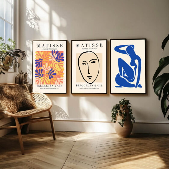 Dette plakatsæt samler Matisse’s mesterværker, hvor form og linje spiller en central rolle. Hver plakat viser hans karakteristiske sans for balance og harmoni, hvor både menneskekroppen og objekter er reduceret til enkle, elegante former. Den stiliserede tilgang til figurer og kompositioner skaber en følelse af både poesi og præcision. Matisse’s evne til at forvandle hverdagslige scener til kunst, gennem sine legende former og levende linjer, kommer til live i disse plakater.