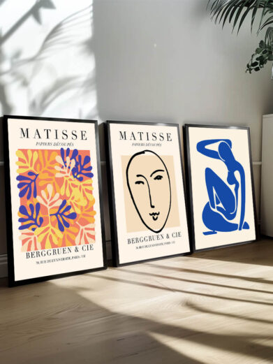 I dette plakatsæt er Matisse’s passion for abstraction i fokus. Plakaterne er en udforskning af, hvordan farve og form kan eksistere uafhængigt af virkelighedens objektive verden. Hver plakat indfanger hans evne til at skabe dybde og bevægelse i det enkle, og det er en rejse ind i hans abstrakte univers, hvor de organiske former og dybe farver mødes i et energisk og uforglemmeligt udtryk. Sammen danner disse plakater en stærk visuel oplevelse af Matisse’s konstante søgen efter det essentielle i kunst.