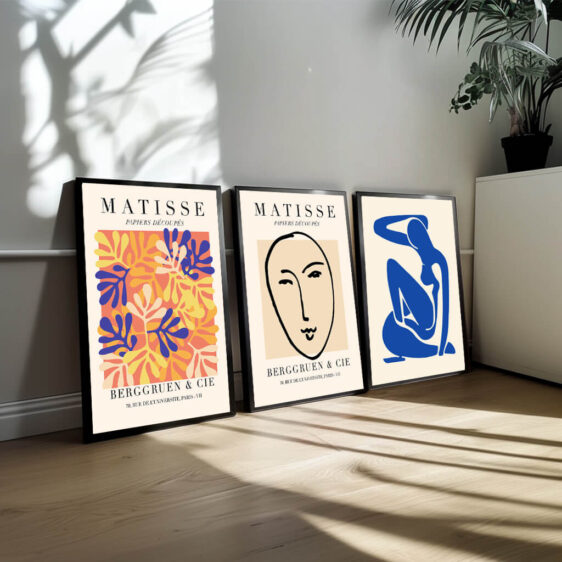 I dette plakatsæt er Matisse’s passion for abstraction i fokus. Plakaterne er en udforskning af, hvordan farve og form kan eksistere uafhængigt af virkelighedens objektive verden. Hver plakat indfanger hans evne til at skabe dybde og bevægelse i det enkle, og det er en rejse ind i hans abstrakte univers, hvor de organiske former og dybe farver mødes i et energisk og uforglemmeligt udtryk. Sammen danner disse plakater en stærk visuel oplevelse af Matisse’s konstante søgen efter det essentielle i kunst.