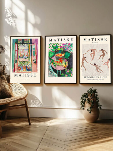 Dette plakatsæt fremhæver Matisse's banebrydende brug af farve som et udtryk for følelser og stemninger. De tre plakater arbejder med intense og komplementære farver, som Matisse anvendte til at skabe en umiddelbar visuel virkning. Hver plakat spiller med kontraster og harmonier, og de afslører Matisse's evne til at skabe dybde og bevægelse gennem farver alene. Sammen giver disse værker et indblik i kunstnerens vision om farvens kraft som et uafhængigt element i kunsten.