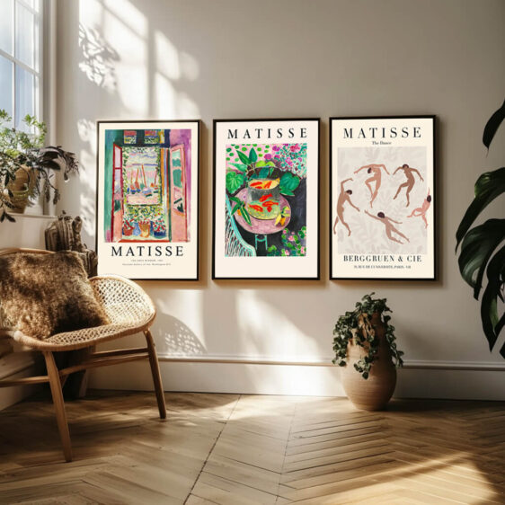 Dette plakatsæt fremhæver Matisse's banebrydende brug af farve som et udtryk for følelser og stemninger. De tre plakater arbejder med intense og komplementære farver, som Matisse anvendte til at skabe en umiddelbar visuel virkning. Hver plakat spiller med kontraster og harmonier, og de afslører Matisse's evne til at skabe dybde og bevægelse gennem farver alene. Sammen giver disse værker et indblik i kunstnerens vision om farvens kraft som et uafhængigt element i kunsten.