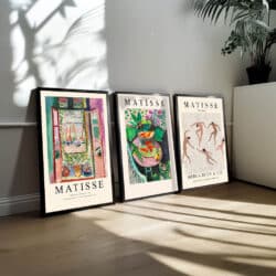 I dette plakatsæt er Matisse's fascination med form og bevægelse i centrum. De tre plakater viser hans unikke tilgang til figurativ kunst, hvor menneskekroppen og dens bevægelser fanges i et stiliseret og dynamisk udtryk. Gennem kraftfulde linjer og organiske former, der synes at være i konstant bevægelse, formår Matisse at fremmane en følelse af energi og vitalitet i hver af de tre plakater.