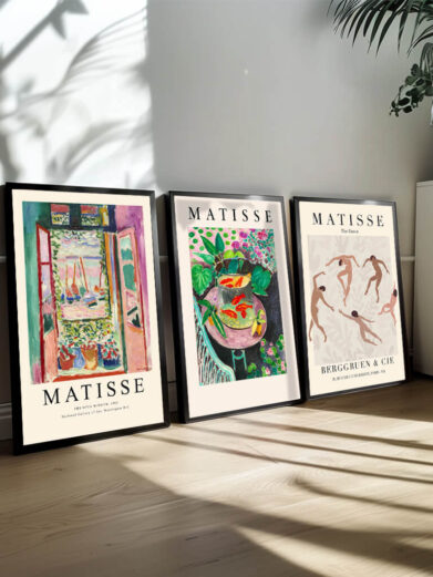 I dette plakatsæt er Matisse's fascination med form og bevægelse i centrum. De tre plakater viser hans unikke tilgang til figurativ kunst, hvor menneskekroppen og dens bevægelser fanges i et stiliseret og dynamisk udtryk. Gennem kraftfulde linjer og organiske former, der synes at være i konstant bevægelse, formår Matisse at fremmane en følelse af energi og vitalitet i hver af de tre plakater.