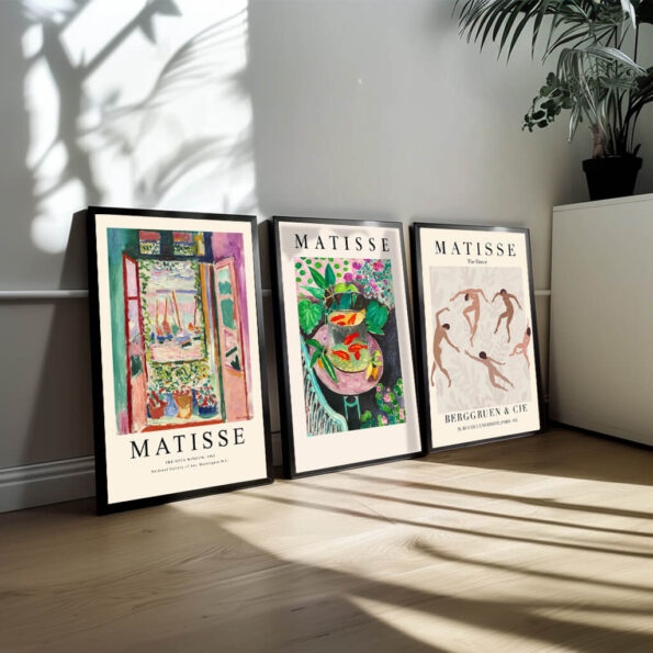 I dette plakatsæt er Matisse's fascination med form og bevægelse i centrum. De tre plakater viser hans unikke tilgang til figurativ kunst, hvor menneskekroppen og dens bevægelser fanges i et stiliseret og dynamisk udtryk. Gennem kraftfulde linjer og organiske former, der synes at være i konstant bevægelse, formår Matisse at fremmane en følelse af energi og vitalitet i hver af de tre plakater.