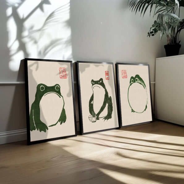 I dette plakatsæt er naturens elementer – træer, sten og vand – transformeret til symbolske og refleksive billeder. Hver plakat undersøger, hvordan disse naturlige objekter kan være både fysiske og spirituelle spejle af menneskets indre verden. Matsumoto’s minimalistiske tilgang til form og komposition understøtter en følelse af introspektion, hvor naturens enkelhed åbner op for dybere filosofiske refleksioner. Plakaterne opfordrer beskueren til at forbinde sig med naturen på et dybere niveau og overveje, hvordan den spejler menneskets egen eksistens.