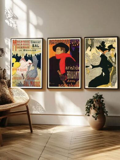 Dette plakatsæt fremhæver den sensuelle og forførende ånd, der er synonym med Moulin Rouge. Hver plakat rummer elementer af drama, lys og skygge, der fanger den glamourøse og livlige stemning, som cabaretten har udstrålet gennem årene. Med en blanding af varme farver og dramatiske silhuetter bringer plakaterne den farverige energi fra dansens rytme og den visuelle skønhed, der har gjort Moulin Rouge til en legendarisk del af Paris' natteliv.