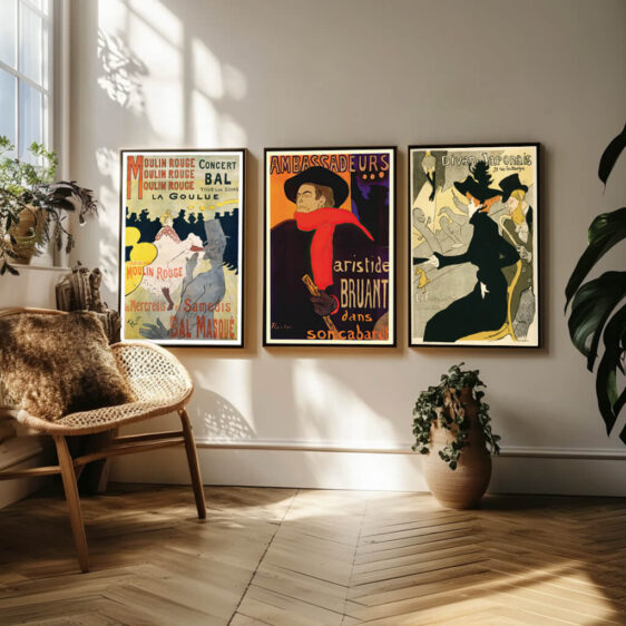 Dette plakatsæt fremhæver den sensuelle og forførende ånd, der er synonym med Moulin Rouge. Hver plakat rummer elementer af drama, lys og skygge, der fanger den glamourøse og livlige stemning, som cabaretten har udstrålet gennem årene. Med en blanding af varme farver og dramatiske silhuetter bringer plakaterne den farverige energi fra dansens rytme og den visuelle skønhed, der har gjort Moulin Rouge til en legendarisk del af Paris' natteliv.