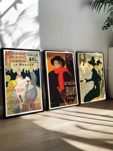 I dette plakatsæt samles de livlige, bohemske elementer, der gjorde Moulin Rouge berømt, og de farverige kostumer, danse og lys, der definerer cabarettens identitet. Hver plakat afspejler den energiske og eksperimenterende kunstscene i Paris i slutningen af det 19. århundrede, med strålende farver og fjerde-dimensionelle perspektiver, der skaber en følelse af bevægelse og dynamik. Sammen skaber disse værker en visuel fortælling om den passion og opfindsomhed, der har præget Moulin Rouge som et epicenter for kunst og underholdning.