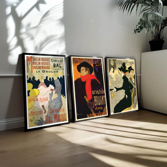I dette plakatsæt samles de livlige, bohemske elementer, der gjorde Moulin Rouge berømt, og de farverige kostumer, danse og lys, der definerer cabarettens identitet. Hver plakat afspejler den energiske og eksperimenterende kunstscene i Paris i slutningen af det 19. århundrede, med strålende farver og fjerde-dimensionelle perspektiver, der skaber en følelse af bevægelse og dynamik. Sammen skaber disse værker en visuel fortælling om den passion og opfindsomhed, der har præget Moulin Rouge som et epicenter for kunst og underholdning.