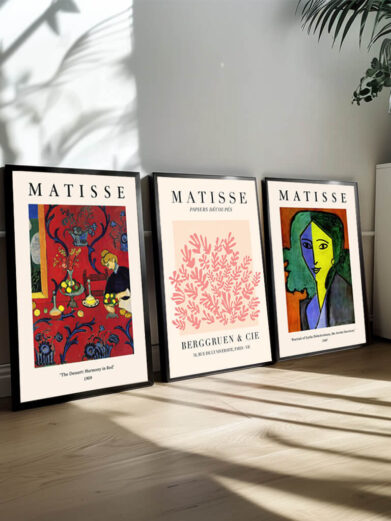I dette plakatsæt er Matisse’s evne til at forenkle og abstrahere former i fokus. Hver plakat viser hans karakteristiske stil, hvor menneskekroppen, stilleben eller landskaber er reduceret til elegante og harmoniske former. De lette, flydende linjer og bløde kurver skaber en følelse af balance og rytme, som er typisk for Matisse’s arbejde. Sættet fremhæver, hvordan han bruger det enkle og det dekorative til at udtrykke dybe følelser og stemninger, der appellerer til både øjet og sindet.