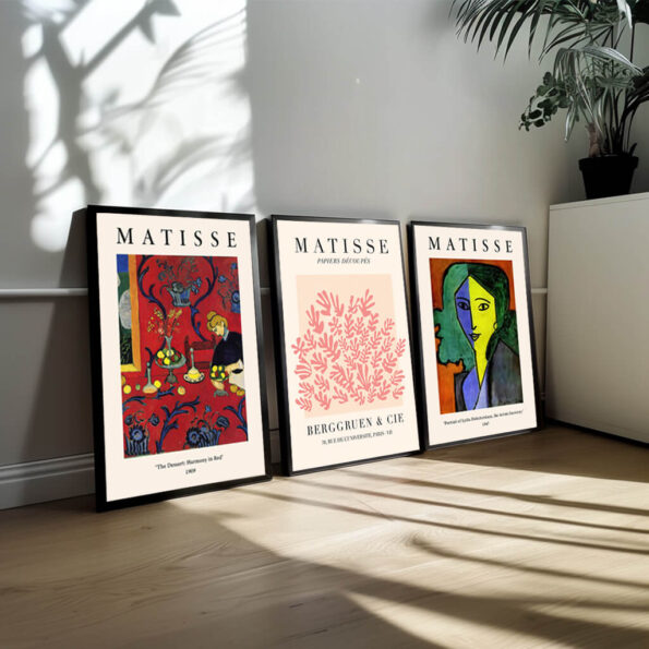I dette plakatsæt er Matisse’s evne til at forenkle og abstrahere former i fokus. Hver plakat viser hans karakteristiske stil, hvor menneskekroppen, stilleben eller landskaber er reduceret til elegante og harmoniske former. De lette, flydende linjer og bløde kurver skaber en følelse af balance og rytme, som er typisk for Matisse’s arbejde. Sættet fremhæver, hvordan han bruger det enkle og det dekorative til at udtrykke dybe følelser og stemninger, der appellerer til både øjet og sindet.