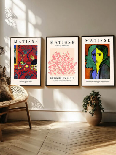 Dette plakatsæt fokuserer på Matisse’s arbejde med abstraktion og det visuelle sprog, han udviklede gennem sit liv. Hver plakat viser et værk, hvor former og farver ikke nødvendigvis refererer til virkeligheden, men snarere til de følelser og stemninger, Matisse ønskede at udtrykke. De bløde, organisk formede elementer og de klare farvefelter skaber et visuelt indtryk af frihed og spontanitet, som er gennemsyret af en følelse af bevægelse og lys. Dette sæt fanger Matisse’s evne til at skabe dybde og skønhed gennem det abstrakte.