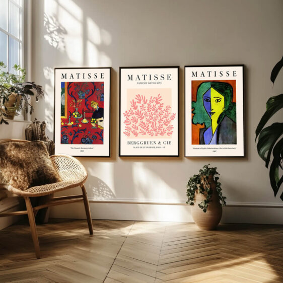 Dette plakatsæt fokuserer på Matisse’s arbejde med abstraktion og det visuelle sprog, han udviklede gennem sit liv. Hver plakat viser et værk, hvor former og farver ikke nødvendigvis refererer til virkeligheden, men snarere til de følelser og stemninger, Matisse ønskede at udtrykke. De bløde, organisk formede elementer og de klare farvefelter skaber et visuelt indtryk af frihed og spontanitet, som er gennemsyret af en følelse af bevægelse og lys. Dette sæt fanger Matisse’s evne til at skabe dybde og skønhed gennem det abstrakte.