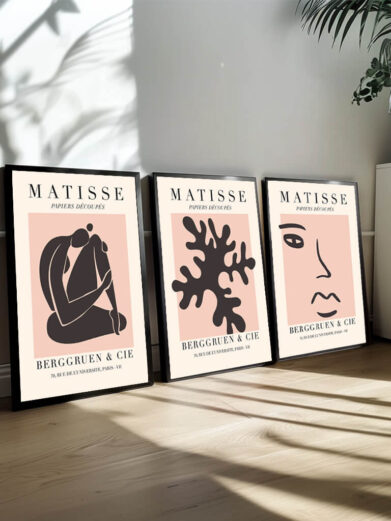 I dette plakatsæt er Matisse’s minimalistiske tilgang til form og komposition i fokus. Plakaterne viser hans karakteristiske enkle linjer og elegante figurer, som er både stiliserede og livlige. Hver plakat fanger en balance mellem enkelhed og kompleksitet, hvor menneskekroppen, stilleben og landskaber bliver til udtryksfulde former, der taler til både det visuelle og det følsomme. Matisse’s evne til at bruge det enkle som et middel til at fremkalde dybde og følelse er tydeligt i dette sæt.