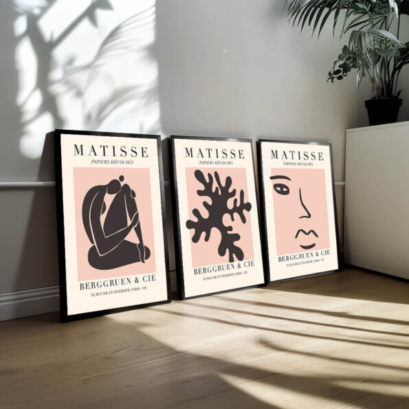 I dette plakatsæt er Matisse’s minimalistiske tilgang til form og komposition i fokus. Plakaterne viser hans karakteristiske enkle linjer og elegante figurer, som er både stiliserede og livlige. Hver plakat fanger en balance mellem enkelhed og kompleksitet, hvor menneskekroppen, stilleben og landskaber bliver til udtryksfulde former, der taler til både det visuelle og det følsomme. Matisse’s evne til at bruge det enkle som et middel til at fremkalde dybde og følelse er tydeligt i dette sæt.