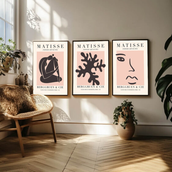 Dette plakatsæt undersøger Matisse’s fascination af lys og dens indvirkning på farve og form. Hver plakat fanger det magiske samspil mellem lys og skygge, og hvordan Matisse bruger farverne til at skabe dybde og stemning. Matisse's leg med lys, hvor det kan virke både blødt og kraftfuldt, udforskes gennem hans karakteristiske anvendelse af varme og kolde nuancer. Sammen udgør disse plakater en visuel udforskning af, hvordan lys kan forvandle et rum og give et maleri liv.